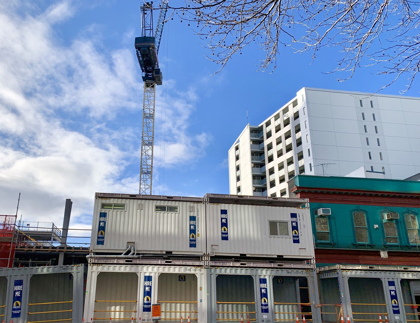 With construction on the Auckland City Mission’s new building in Hobson St well under way, Royal Wolf’s hoardings and site offices play a key part in the smooth running of the project.